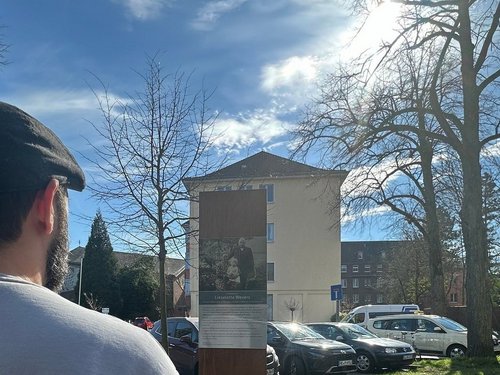 Ein Mann steht vor einer Gedenk Steele 