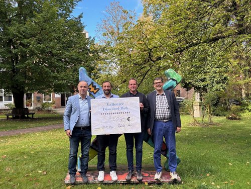 Zwei Mitarbeiter von der Firma Vallourec übergeben zwei Mitarbeitern des Haus St. Josef einen Scheck von 9500 € 