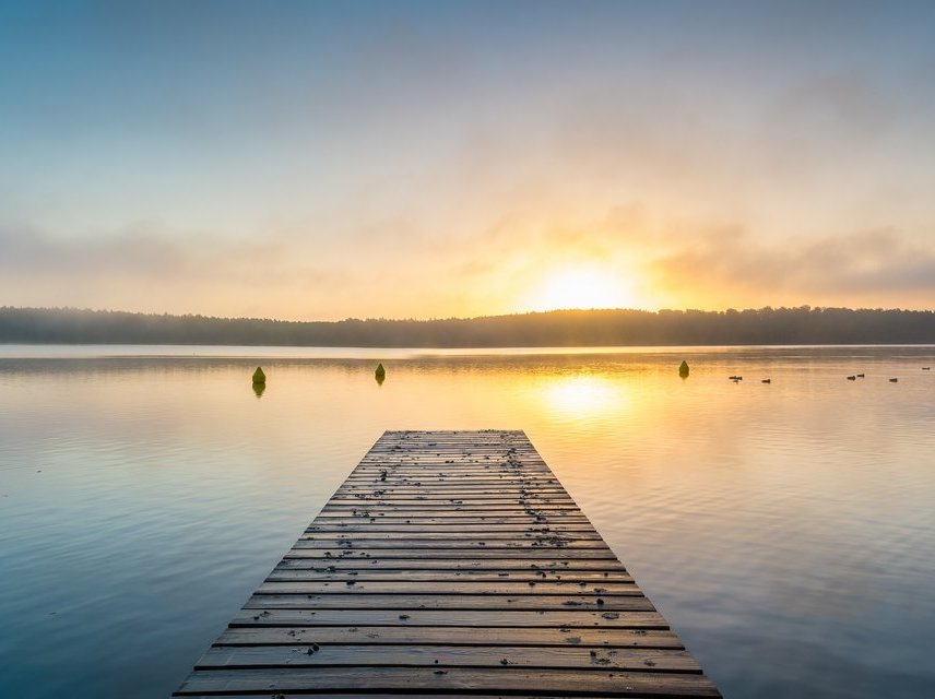 Sonnenaufgang am See mit Nebel - Panorama