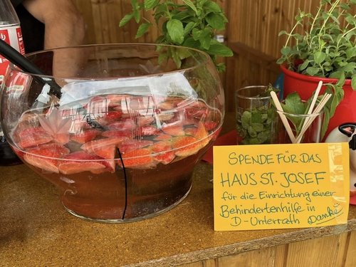 Erdbeerbowle mit dem Schild: Spende für das Haus St. Josef