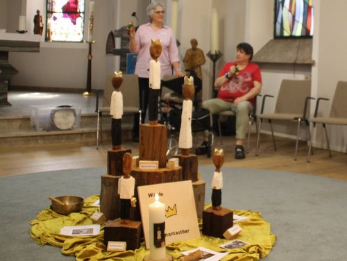 Fünf Königs Skulpturen in einem Kreis und in unterschiedlicher Höhe aufgebaut, alles in einer Kapelle