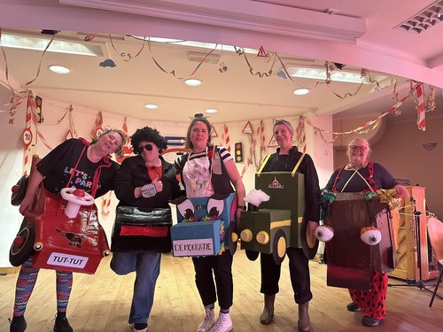 Die vier Mitarbeiterin haben die selbstgebastelten Fahrzeugkostüme an