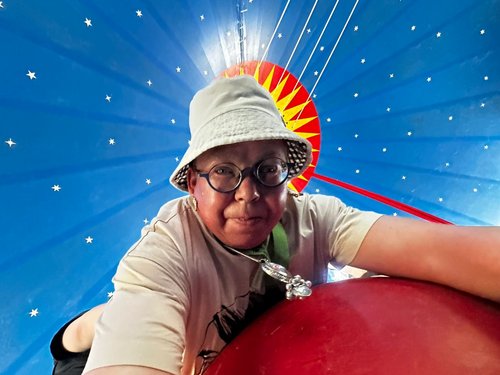 Selfie von einer Bewohnerin auf der Grosskugel und man sieht der Zirkushimmel