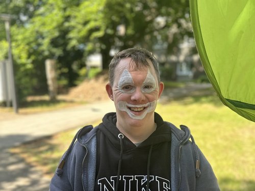 Der Bewohner wurde zum Clown geschminkt.