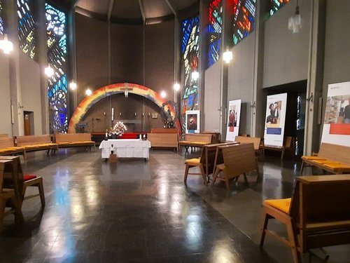 Die leere Kapelle, in der Mitte ist der Altar